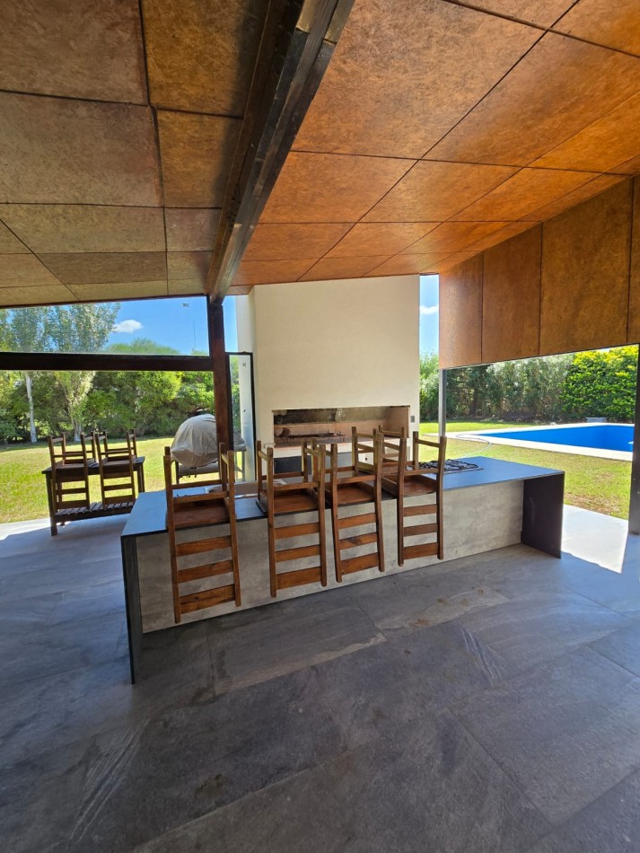 CASA EN VENTA. PUERTO ROLDAN, BARRIO CERRADO