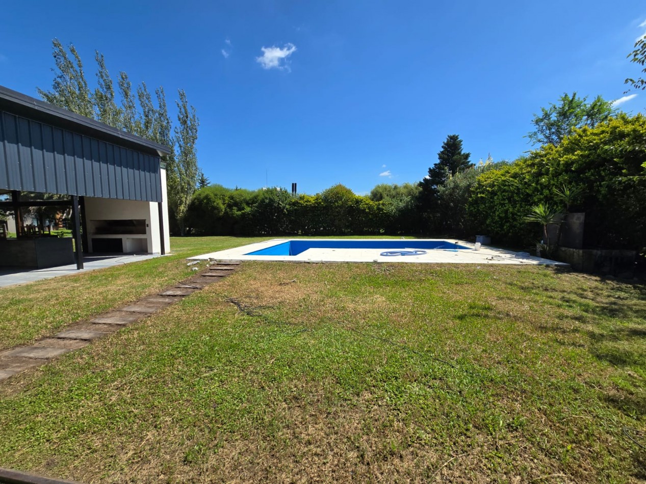 CASA EN VENTA. PUERTO ROLDAN, BARRIO CERRADO