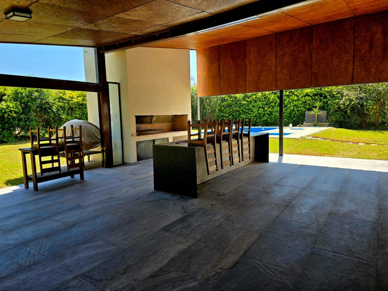 CASA EN VENTA. PUERTO ROLDAN, BARRIO CERRADO