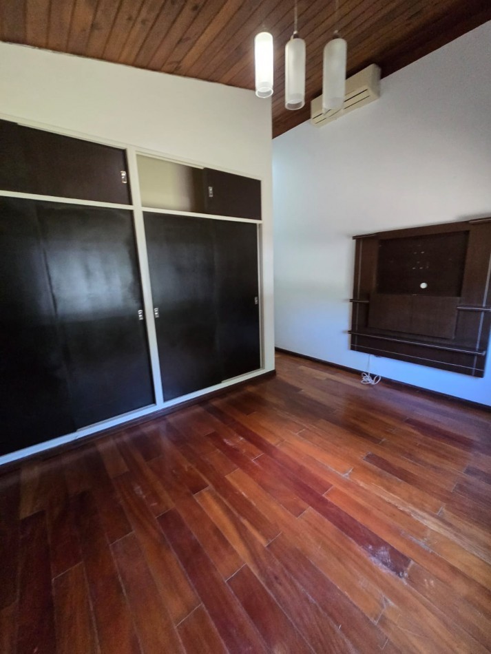 ALQUILER TEMPORAL. CASA DE 3 DORMITORIOS. PUERTO ROLDAN, BARRIO CERRADO.