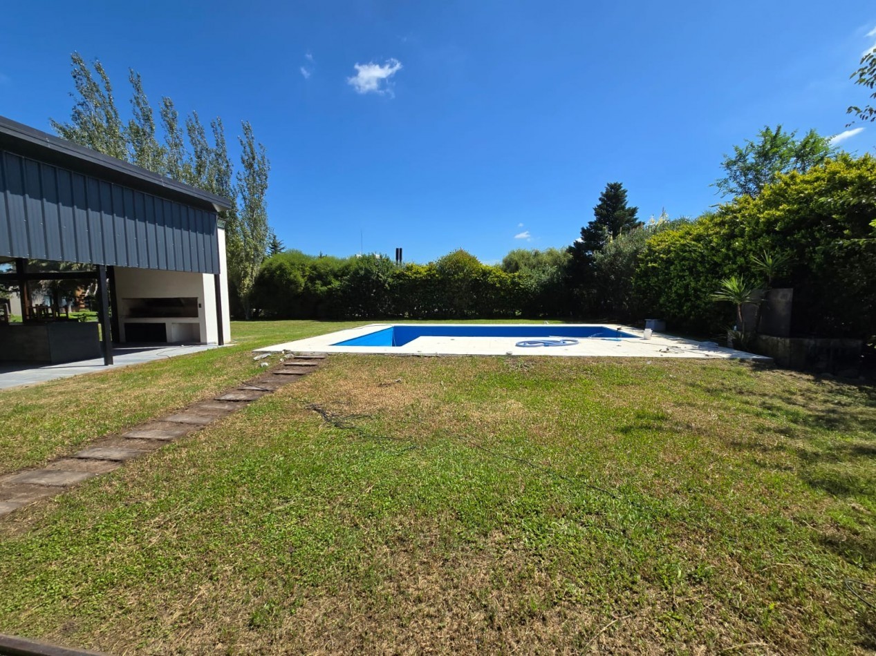 ALQUILER TEMPORAL. CASA DE 3 DORMITORIOS. PUERTO ROLDAN, BARRIO CERRADO.
